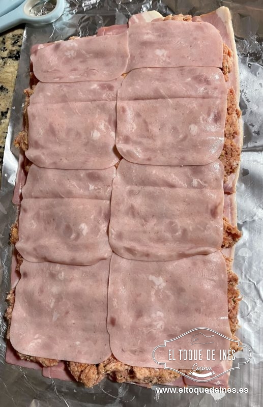 Encima ponemos las lonchas de jamón de York.